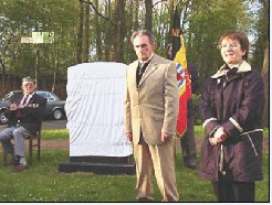 Я выступил перед собравшимися при открытии памятника узникам лагеряЗандбостель в годовщину освобождения. 29 апреля 2003 г.  []