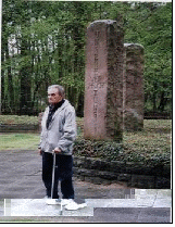 Зандбостель, 2003 г., мемориальное кладбище у лагеря. Здесь похоронены около 55000 советских военнопленных.   []